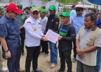 Penjagub Hamka saat menyerahkan secara simbolis bantuan pertanian kepada para petani di Kabupaten Gorontalo, Kamis (9/3/2023). Foto – Valen