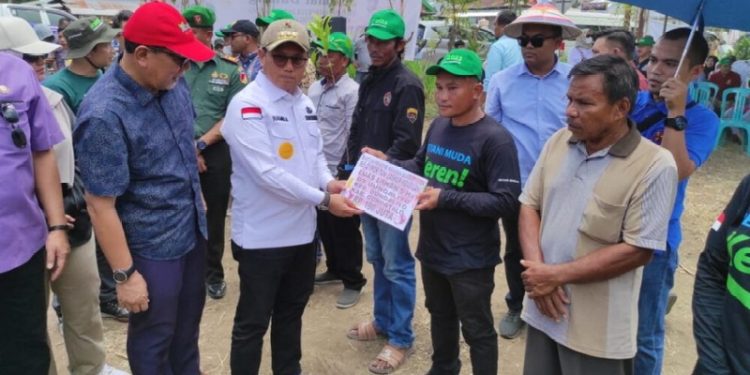 Penjagub Hamka saat menyerahkan secara simbolis bantuan pertanian kepada para petani di Kabupaten Gorontalo, Kamis (9/3/2023). Foto – Valen