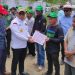 Penjagub Hamka saat menyerahkan secara simbolis bantuan pertanian kepada para petani di Kabupaten Gorontalo, Kamis (9/3/2023). Foto – Valen