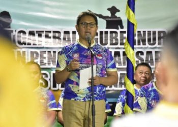 Penjabat Gubernur Gorontalo Hamka Hendra Noer saat membuka Open Turnamen Gateball Gubernur Gorontalo Cup II Tahun 2023 di Lapangan Sintetis milik Dinas PUPR PKP Provinsu Gorontalo, Kamis malam (9/3/23). (Foto : Fikri)