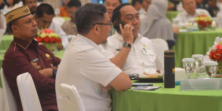 Sekda Kabupaten Gorontalo, Roni Sampir (kiri) saat mengikuti sosialisasi Indonesia's FOLU Net Sink 2023 di Grand Palace Convention Center Kota Gorontalo