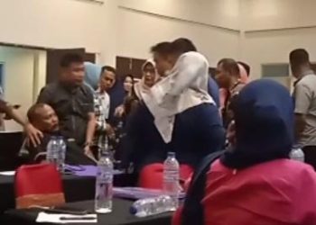 Sejumlah peserta Bimtek memberi pertolongan kepada Burhanudin, Sekretaris PPS Heledulaa Selatan, yang tiba-tiba lemas saat sedang mengikuti bimtek.(istimewa)