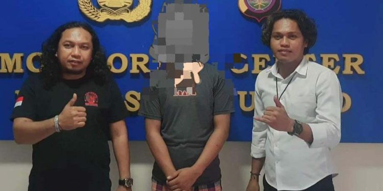 FD (tengah) diamankan Polres Pohuwato lantaran diduga mengedarkan uang palsu.(istimewa)