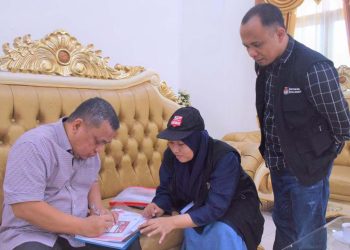 Wakil Bupati Gorontalo, Hendra Hemeto saat melakukan penandatanganan Coklit di rumah Dinas wakil bupati Kamis (02/03/2023) (Foto: Humas)