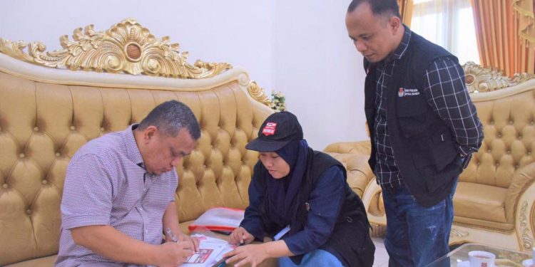 Wakil Bupati Gorontalo, Hendra Hemeto saat melakukan penandatanganan Coklit di rumah Dinas wakil bupati Kamis (02/03/2023) (Foto: Humas)