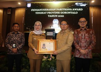 Wakil Bupati, Merlan S. Uloli saat menerima Penghargaan Paritrana Award Tahun 2022 yang diserahkan langsung oleh Penjabat Gubernur Gorontalo, Hamka Hendra Noer yang turut didampingi oleh Kepala BPJS Ketenagakerjaan Cabang Gorontalo, Arif Budiman dan Asisten Deputi Direktur Kepesertaan Wilayah Sulawesi-Maluku, Alias Muin, Selasa (7/3/2023). (Foto Indra/Gopos)