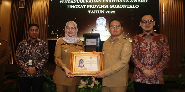 Wakil Bupati, Merlan S. Uloli saat menerima Penghargaan Paritrana Award Tahun 2022 yang diserahkan langsung oleh Penjabat Gubernur Gorontalo, Hamka Hendra Noer yang turut didampingi oleh Kepala BPJS Ketenagakerjaan Cabang Gorontalo, Arif Budiman dan Asisten Deputi Direktur Kepesertaan Wilayah Sulawesi-Maluku, Alias Muin, Selasa (7/3/2023). (Foto Indra/Gopos)