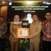 Wakil Bupati, Merlan S. Uloli saat menerima Penghargaan Paritrana Award Tahun 2022 yang diserahkan langsung oleh Penjabat Gubernur Gorontalo, Hamka Hendra Noer yang turut didampingi oleh Kepala BPJS Ketenagakerjaan Cabang Gorontalo, Arif Budiman dan Asisten Deputi Direktur Kepesertaan Wilayah Sulawesi-Maluku, Alias Muin, Selasa (7/3/2023). (Foto Indra/Gopos)