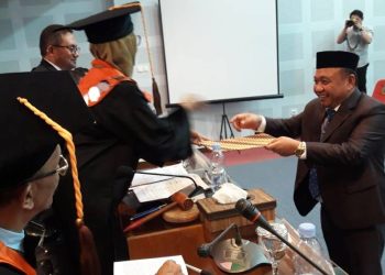 Arifin Jakani Mengikuti promosi doktor dan berhasil mempertahankan disertasi berjudul Demokrasi Setengah Hati (Studi Tentang Otonomi Daerah dan Praktik di DPRD Provinsi Gorontalo) pada sidang promosi yang diselenggarakan di Aula Fisip Unhas, Senin (13/03/2023). (istimewa)