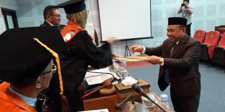 Arifin Jakani Mengikuti promosi doktor dan berhasil mempertahankan disertasi berjudul Demokrasi Setengah Hati (Studi Tentang Otonomi Daerah dan Praktik di DPRD Provinsi Gorontalo) pada sidang promosi yang diselenggarakan di Aula Fisip Unhas, Senin (13/03/2023). (istimewa)