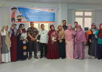 Kepala Dinas Kesehatan Provinsi Gorontalo  dr. Anang S. Otoluwa ketika meninjau  kegiatan skrining Pemeriksaan Diagnostik dan Upaya  Habilitasi Gangguan Pendengaran pada Anak yang dilaksanakan di Rumah Sakit Umum Daerah (RSUD) dr. Hasri Ainun Habibie Provinsi Gorontalo, Sabtu (18/3/2023). foto istimewa
