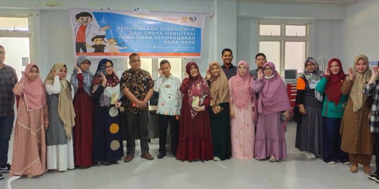 Kepala Dinas Kesehatan Provinsi Gorontalo dr. Anang S. Otoluwa ketika meninjau kegiatan skrining Pemeriksaan Diagnostik dan Upaya Habilitasi Gangguan Pendengaran pada Anak yang dilaksanakan di Rumah Sakit Umum Daerah (RSUD) dr. Hasri Ainun Habibie Provinsi Gorontalo, Sabtu (18/3/2023). foto istimewa