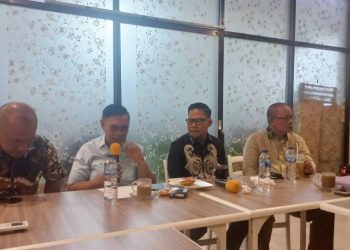 Jajaran pimpinan dan anggota Komisi I DPRD Provinsi Gorontalo memberikan dorongan saat pertemuan dengan pelaku media, Senin (20/3/2023) (hasan/gopos)