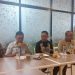 Jajaran pimpinan dan anggota Komisi I DPRD Provinsi Gorontalo memberikan dorongan saat pertemuan dengan pelaku media, Senin (20/3/2023) (hasan/gopos)