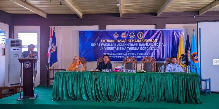 Wakil Rektor Satu Bidang Akademik dan Kemahasiswaan, Yahya Antu memberikan sambutan pada LDK (istimewa)
