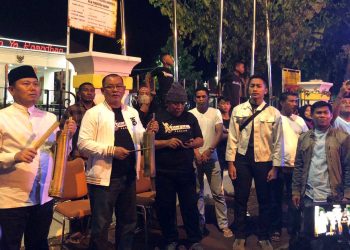 Penjabat Gubernur Gorontalo, Hamka Hendra Noer bersama Anggota DPRD Provinsi Gorontalo, Fikram Salilama secara resmi melepas pawai ketuk sahur, Kamis dini hari (23/3/2023) di Depan Halaman Rumah Jabatan Gubernur (muhajir/gopos)