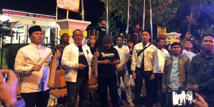Penjabat Gubernur Gorontalo, Hamka Hendra Noer bersama Anggota DPRD Provinsi Gorontalo, Fikram Salilama secara resmi melepas pawai ketuk sahur, Kamis dini hari (23/3/2023) di Depan Halaman Rumah Jabatan Gubernur (muhajir/gopos)