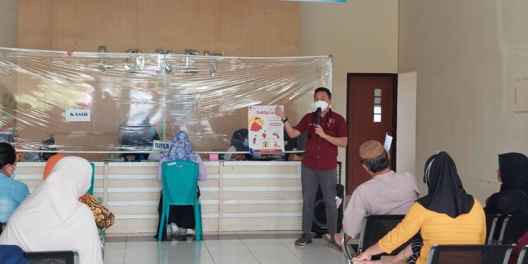 Anggota PAPDI saat menyelenggarakan penyuluhan mengenai penyakit TBC (istimewa)