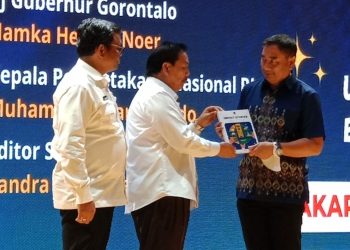 Bupati, Hamim Pou dan Kepala Perpustakaan Nasional Republik Indonesia, Muhammad Syarif Bando saat melaunching buku yang berjudul Belajar Dari Bone Bolango. Mengkaji Kebijakan Pengentasan Kemiskinan di Perdesaan, Senin (27/3/2023). (Foto Istimewa)