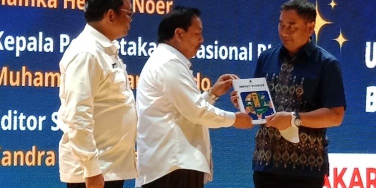 Bupati, Hamim Pou dan Kepala Perpustakaan Nasional Republik Indonesia, Muhammad Syarif Bando saat melaunching buku yang berjudul Belajar Dari Bone Bolango. Mengkaji Kebijakan Pengentasan Kemiskinan di Perdesaan, Senin (27/3/2023). (Foto Istimewa)