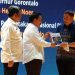 Bupati, Hamim Pou dan Kepala Perpustakaan Nasional Republik Indonesia, Muhammad Syarif Bando saat melaunching buku yang berjudul Belajar Dari Bone Bolango. Mengkaji Kebijakan Pengentasan Kemiskinan di Perdesaan, Senin (27/3/2023). (Foto Istimewa)