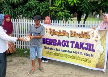 Jajaran sekretariat dewan Provinsi Gorontalo membagikan takjil ramadan kepada masyarakat, Rabu (29/3/2023) (istimewa)