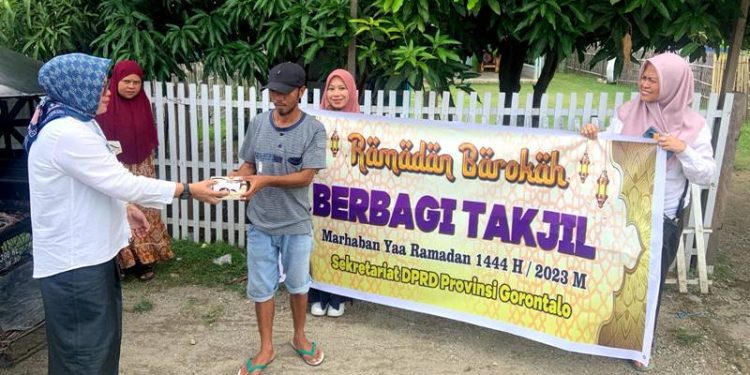 Jajaran sekretariat dewan Provinsi Gorontalo membagikan takjil ramadan kepada masyarakat, Rabu (29/3/2023) (istimewa)