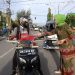 Ketua Pimpinan Cabang Muslimat NU Bone Bolango, Merlan S. Uloli bersama para anggota saat membagikan paket takjil buka puasa di Peringatan Harlah Muslimat NU ke-77, Rabu (29/3/2023). (Foto Indra/Gopos)