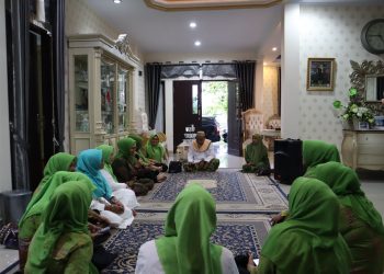 Ketua Pimpinan Cabang Muslimat NU Kabupaten Bone Bolango, Merlan S. Uloli saat memberikan sambutan pada kegiatan buka puasa bersama Pengurus Muslimat NU dalam rangka Peringatan Hari Lahir Muslimat NU ke-77 di Kediaman Pribadi, Rabu (29/3/2023). (Foto Indra/Gopos)