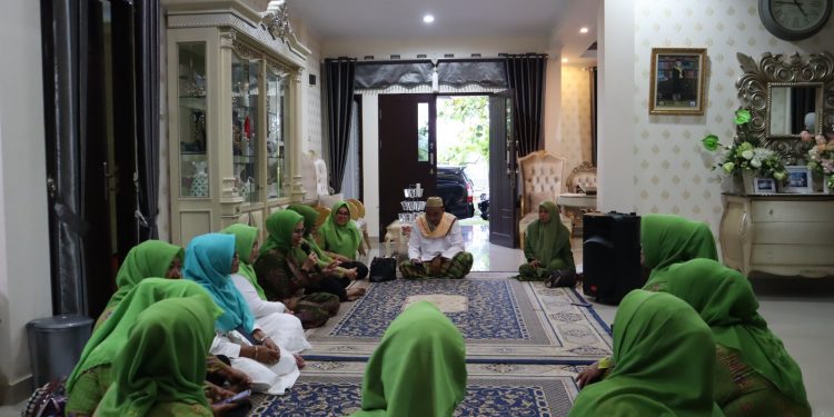 Ketua Pimpinan Cabang Muslimat NU Kabupaten Bone Bolango, Merlan S. Uloli saat memberikan sambutan pada kegiatan buka puasa bersama Pengurus Muslimat NU dalam rangka Peringatan Hari Lahir Muslimat NU ke-77 di Kediaman Pribadi, Rabu (29/3/2023). (Foto Indra/Gopos)