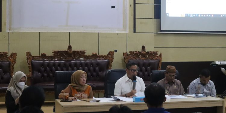 Bupati Bone Bolango, Hamim Pou saat mengumpulkan para Kepala Puskesmas dalam rangka mengevaluasi program kinerja tahun 2022 di Aula Bappeda Litbang, Kamis (30/3/2023).