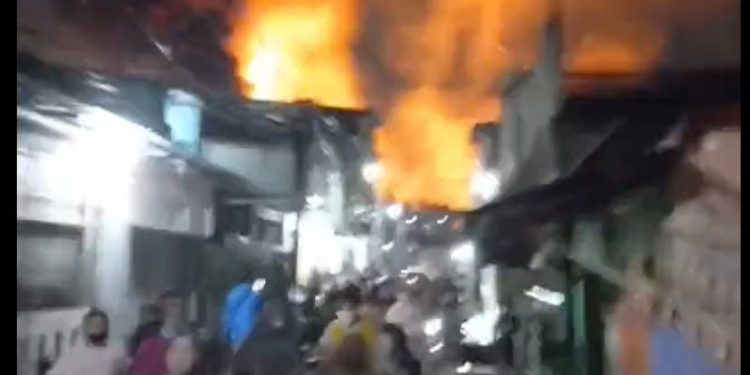 Depo Pertamina di Plumpang, Jakarta Utara, DKI Jakarta, dikabarkan meledak, Jumat (3/3/2023). (Twitter)