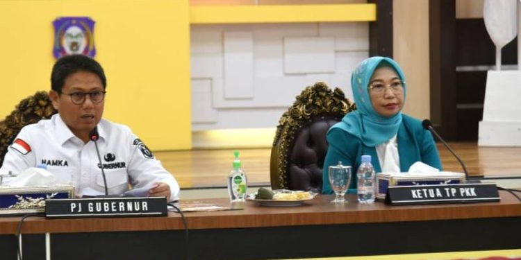 Penjagub Gorontalo Hamka Hendra Noer, memberikan arahan pada Rembuk Stunting di aula rumah jabatan Gubernur Gorontalo, Sabtu (18/3/2023). (Foto : Haris)