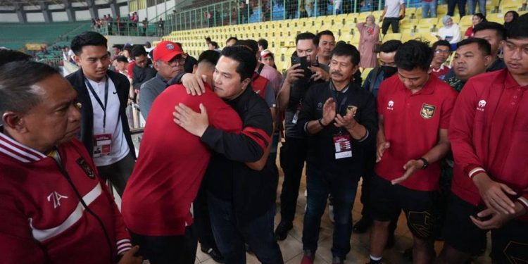 Ketum PSSI Erick Thohir bersama pemain Timnas Indonesia (Dok. PSSI)