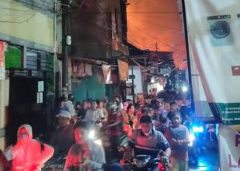 Warga mengalami kepanikan saat Depo Pertamina Plumpang meledar dan terbakar, Jumat (3/3/2023) malam (Twitter)