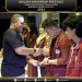Rektor UNG, Eduart Wolok memberikan penghargaan kepada mahasiswa pada malam anugerah prestasi kemahasiswaan dan alumni (Dok. UNG)