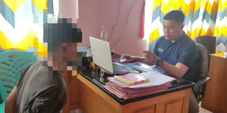 Penyidik Polsek Kota Utara melakukan pemeriksaan terhadap MM yang diduga melakukan pencurian sepeda motor di Kos-kosan di Kelurahan Wongkaditi Timur, Kota Utara, Kota Gorontalo.(Istimewa)
