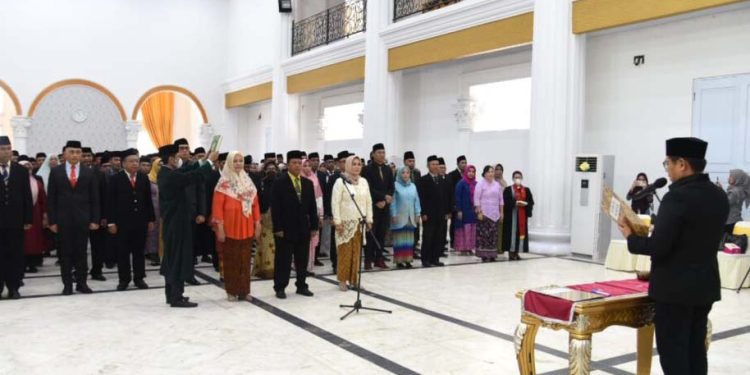 Penjagub Gorontalo Hamka Hendra Noer saat melantik dan mengambil sumpah pejabat struktural dan fungsional di lingkungan Pemerintah Provinsi Gorontalo Senin, (13/3/2023), di gedung Belle li Mbui Kota Gorontalo. (Foto – Haris)