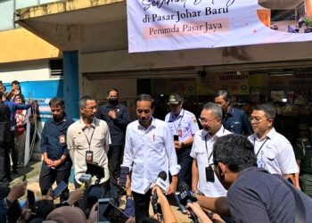 Presiden Joko Widodo saat berada di pasar Johar Baru, Semarang. (F. istimewa)