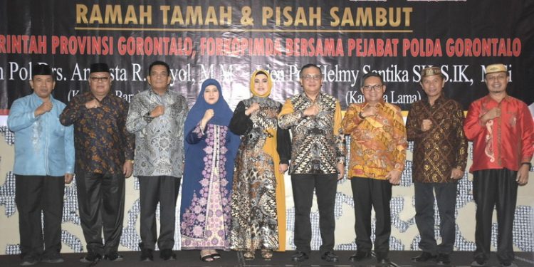 Wali Kota Gorontalo, Marten Taha (batik cokelat) berpose dengan Kapolda Gorontalo pada ramah tamah dan pisah sambut Kapolda Gorontalo.