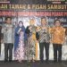 Wali Kota Gorontalo, Marten Taha (batik cokelat) berpose dengan Kapolda Gorontalo pada ramah tamah dan pisah sambut Kapolda Gorontalo.