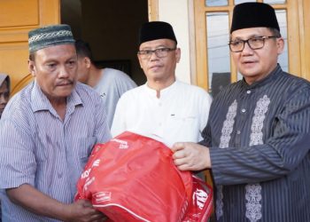 - Wali Kota Gorontalo, Marten Taha menyantuni korban kebakaran di Kelurahan Tamalate, Kota Gorontalo, Senin (10/4/2023). (Foto: Humas)