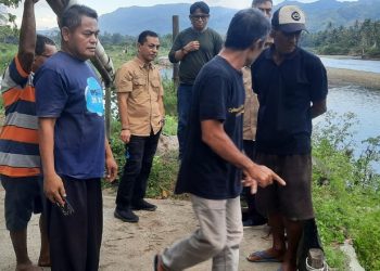 Sejumlah Aleg Komisi II DPRD Bone Bolango terlihat saat meninjau galian C di Kelurahan Tumbihe, Kecamatan Kabila, Kabupaten Bone Bolango, Senin (10/4/2023).