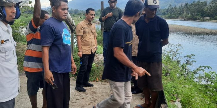 Sejumlah Aleg Komisi II DPRD Bone Bolango terlihat saat meninjau galian C di Kelurahan Tumbihe, Kecamatan Kabila, Kabupaten Bone Bolango, Senin (10/4/2023).