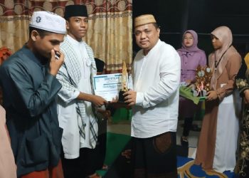 Wakil Bupati (Wabup) Kabupaten Gorontalo Hendra S Hemeto Menutup Kegiatan Semarak Ramadhan dengan tema "Membangun Generasi Muda Dalam Meraih Keberkahan Bulan Suci Ramadhan 1444 H" di Halaman Masjid Baiturrahim, Kelurahan Biyonga, Kecamatan Limboto Rabu (12/4/2023). (Foto: Istimewa)