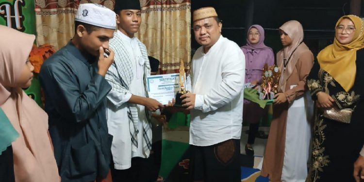 Wakil Bupati (Wabup) Kabupaten Gorontalo Hendra S Hemeto Menutup Kegiatan Semarak Ramadhan dengan tema "Membangun Generasi Muda Dalam Meraih Keberkahan Bulan Suci Ramadhan 1444 H" di Halaman Masjid Baiturrahim, Kelurahan Biyonga, Kecamatan Limboto Rabu (12/4/2023). (Foto: Istimewa)