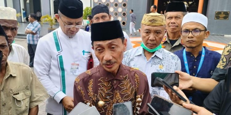 Bupati Gorontalo Nelson saat di wawancarai awak media usai pendampingan Wakil Presiden di masjid Baiturrahman Limboto, Jum'at (14/4/2023) (Foto: Putra)