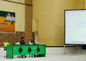 Bupati Gorontalo Nelson Pomaling Bersama Sekretaris Daerah Roni Sampir saat melakukan Rapat Pimpinan Terkait Evaluasi Program Tahun 2023, Jum'at (14/4/2023) (Foto: dela)