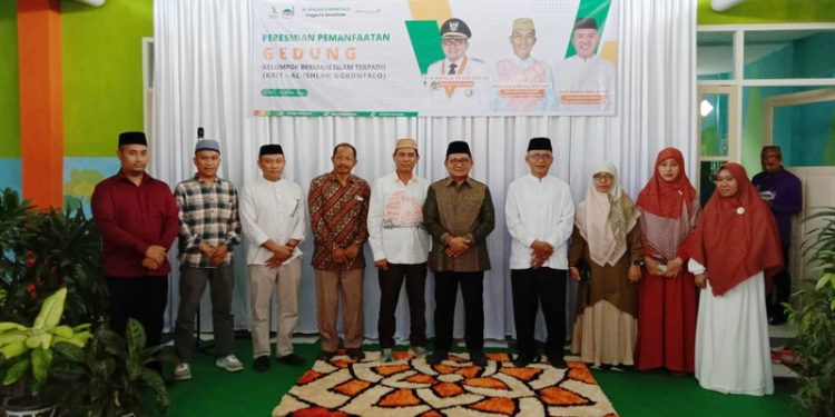 Walikota Gorontalo, Marten Taha Meresmikan Pemanfaatan Gedung Kelompok Bermain Islam Terpadu Al Islah Gorontalo pada sabtu (15/04/2023) . (Foto: Humas)