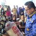 Wali Kota Gorontalo Marten Taha menyalurkan bantuan beras kepada 545 Keluarga Penerima Manfaat (KPM) di Aula Kantor Kelurahan Talumolo, Kecamatan Dumboraya, Senin (17/4/2023). (Foto: Humas)